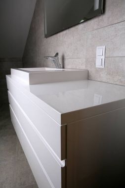 Beyaz mobilyalar ile döşenmiş banyo.