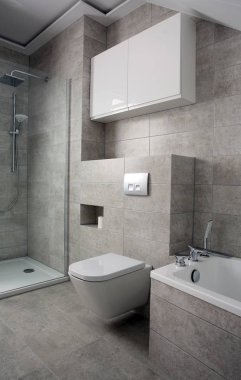 Beyaz mobilyalar ile döşenmiş banyo.