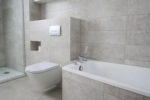 Salle de bain meublée avec mobilier blanc . — Photo