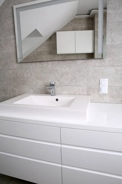 Baño amueblado con muebles blancos . —  Fotos de Stock