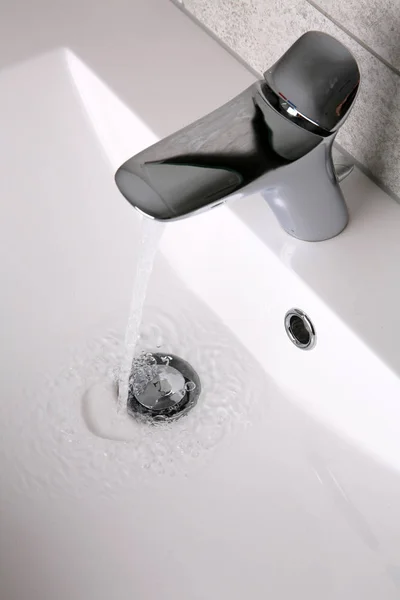 Wasser fließt zum Waschbecken — Stockfoto