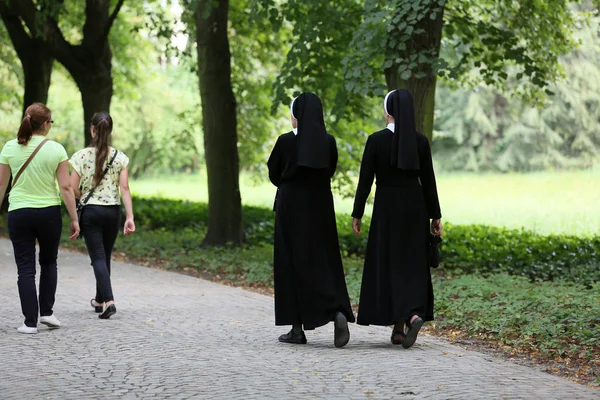 Nonnen Een Wandeling Het Park Warschau — Stockfoto