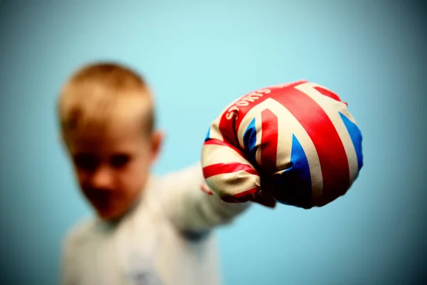 Jovem Praticando Boxe — Fotografia de Stock