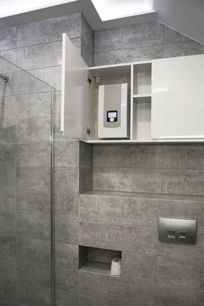 新的浴室在灰色的新风格 — 图库照片