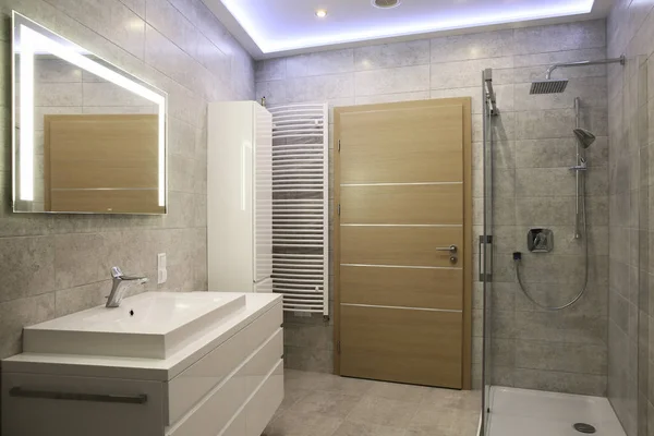 Gri yeni bir tarzda yeni banyo 