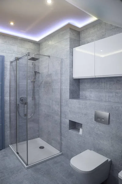新的浴室在灰色的新风格 — 图库照片