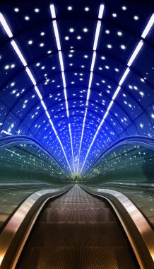 Fütüristik yürüyen merdiven lambalar mavi yaktı. 