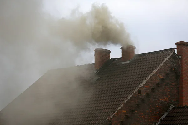 Brown Rook Uit Schoorsteen Huis Als Gevolg Van Verbranding Van — Stockfoto