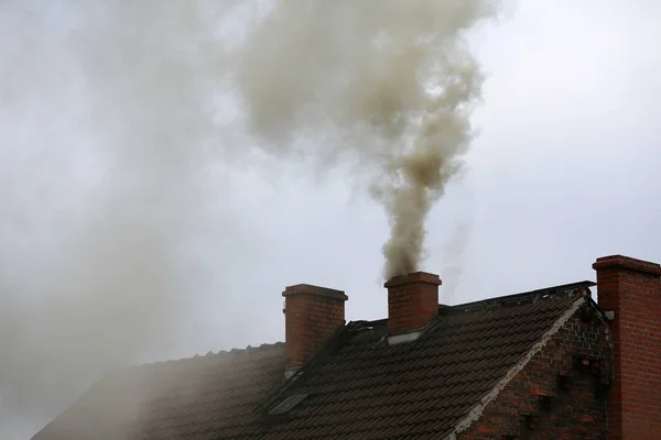 Brauner Rauch Aus Kaminhaus Durch Verbrennung Von Kohle — Stockfoto