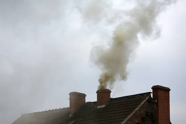 Brauner Rauch Aus Kaminhaus Durch Verbrennung Von Kohle — Stockfoto