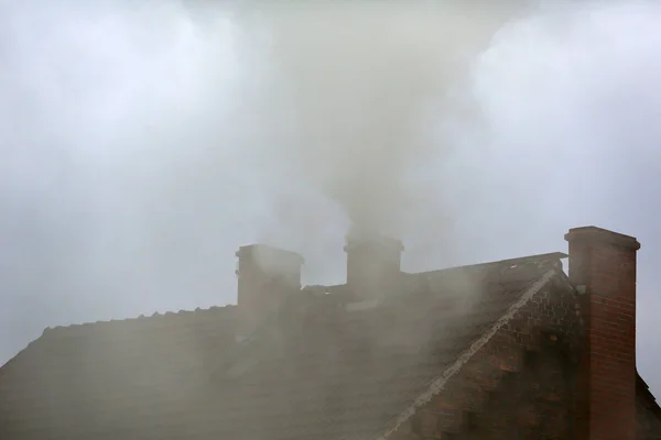 Brauner Rauch Aus Kaminhaus Durch Verbrennung Von Kohle — Stockfoto