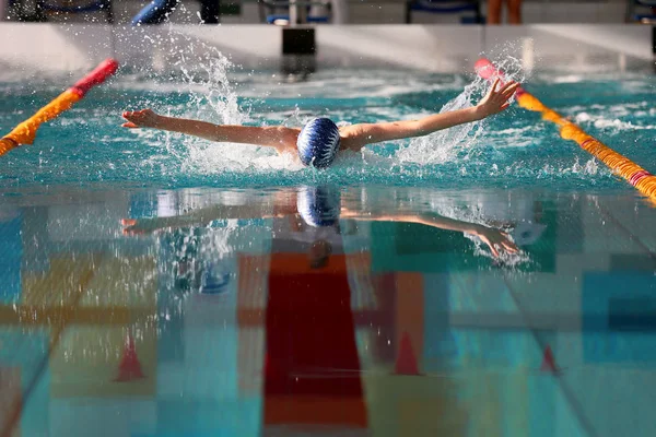 Competencia Natación Escuela Secundaria Para Los Atletas Jóvenes —  Fotos de Stock