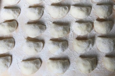 Ev yapımı peynir köfte ve patates bir pasta kurulu 