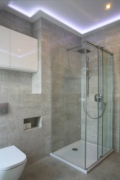 Salle Bain Meublée Avec Mobilier Blanc Carrelage Gris — Photo