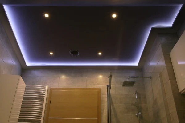 阁楼浴室中 Led 二极管的照明天花板 — 图库照片
