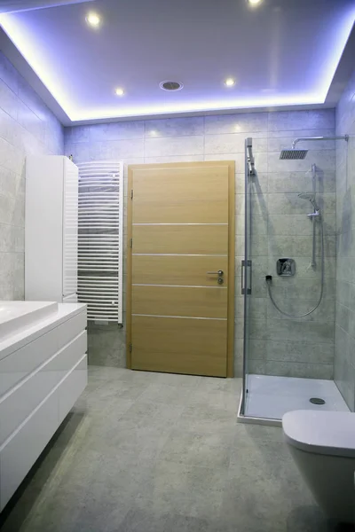 Fürdőszoba Fehér Bútorokkal Berendezve Szürke Csempe — Stock Fotó