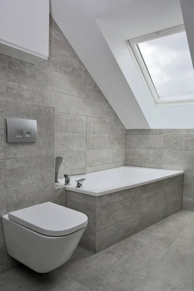 Casa Banho Mobiliada Com Mobiliário Branco Azulejos Cinza — Fotografia de Stock