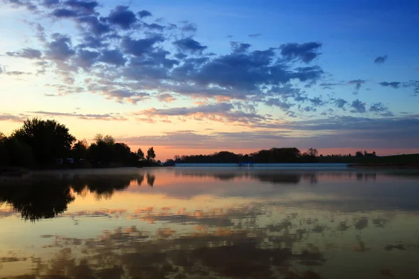 Утро Над Озером Польше Облака Отражаются Поверхности Воды — стоковое фото