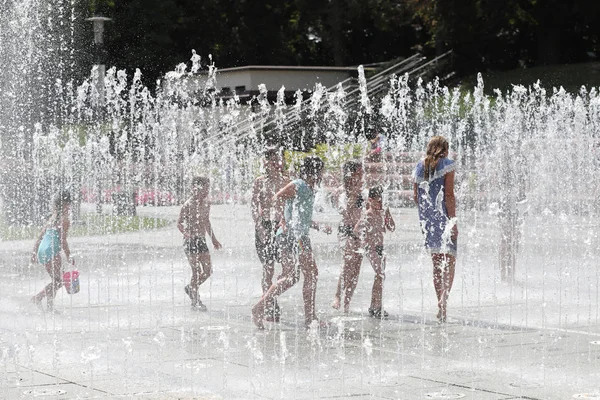 Happy Children Playing Happily City Fountain Hot Summer Day — Stock Photo, Image