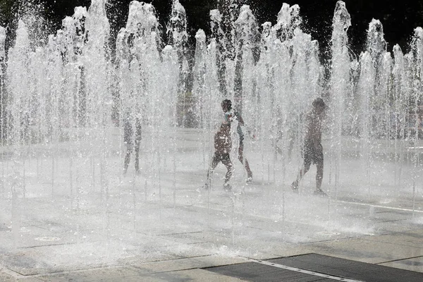 Happy Children Playing Happily City Fountain Hot Summer Day — Stock Photo, Image