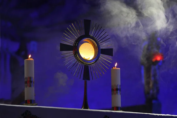 Ceremonia Levantar Monstrance Iglesia Durante Las Vacaciones — Foto de Stock