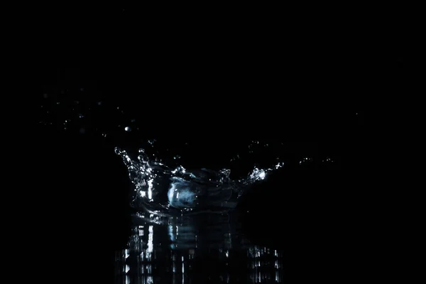 Siyah izole sıçrama ile suya düşen yaban mersini