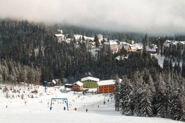 Dağlarda Kayak resot görüntüleyin. Forest otelleri.
