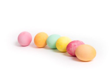 Üst üste beyaz izole, boyalı tavuk yumurta koymak. Paskalya yumurtaları