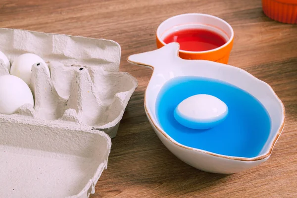 Tavuk yumurta boya ile bir kase / karton tepsi