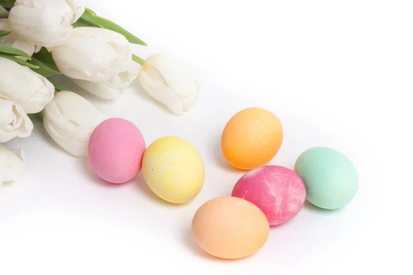 Beyaz izole Lale ile boyalı Paskalya yumurtaları
