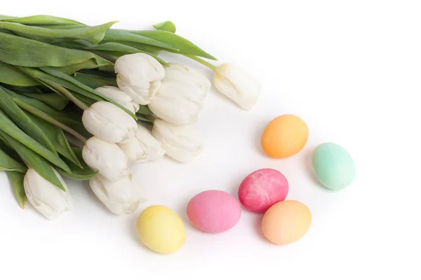 Beyaz Laleler ve üzerinde beyaz izole Paskalya yumurtaları