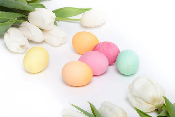 Beyaz izole Lale ile boyalı Paskalya yumurtaları