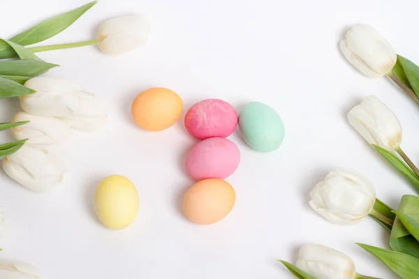 Beyaz Lale ile boyalı Paskalya yumurta üstten görünüm dağınık 