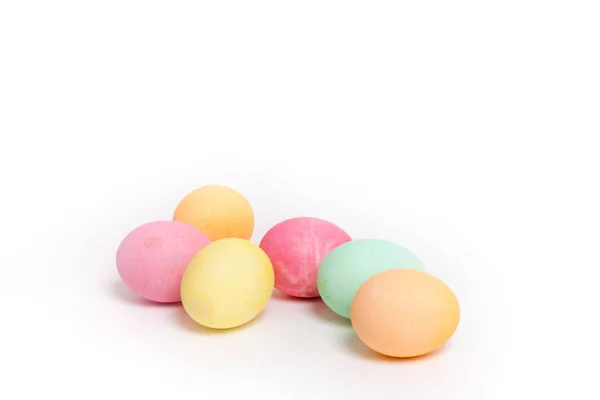 Beyaz izole boyalı tavuk yumurtası