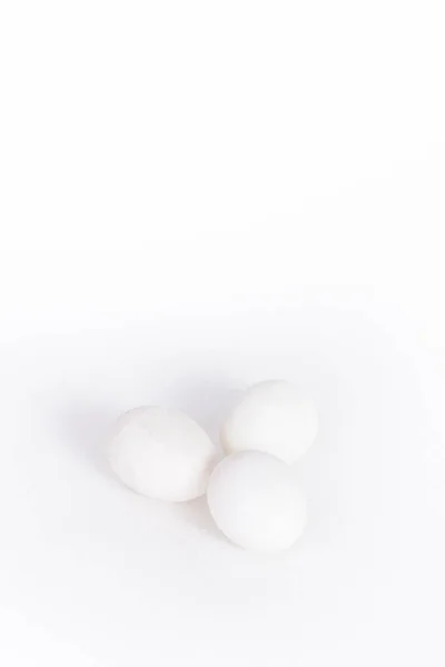 beyaz zemin üzerine beyaz yumurta