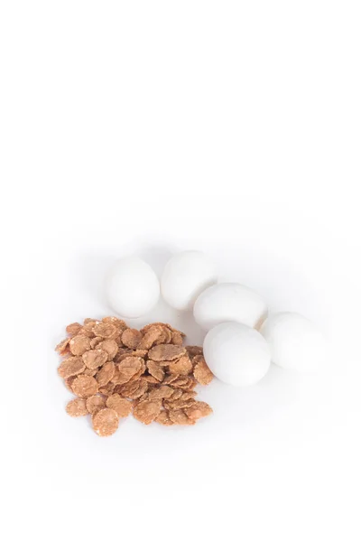 Eier Und Getreide Isoliert Auf Weiß — Stockfoto