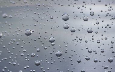 Mavi şeffaf cam üstünde su damlaları