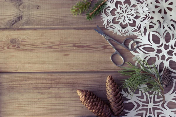 Χειροποίητο χαρτί νιφάδες χιονιού χριστουγεννιάτικο δέντρο κλαδιά — Φωτογραφία Αρχείου