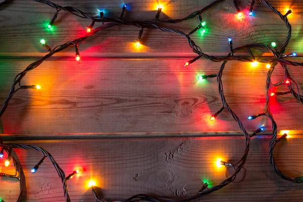 木製テーブルの上のクリスマス ツリーのガーランド — ストック写真