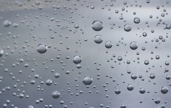 Gotas de água em vidro transparente azul — Fotografia de Stock