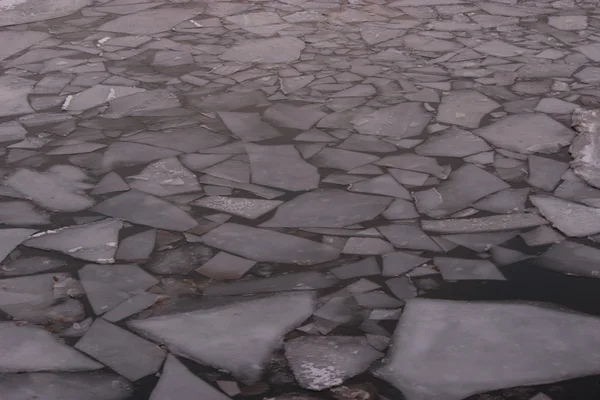Gebroken ijs op het water-ruimte — Stockfoto