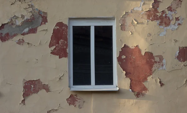 Old cracked wall with a window — Stock Photo, Image