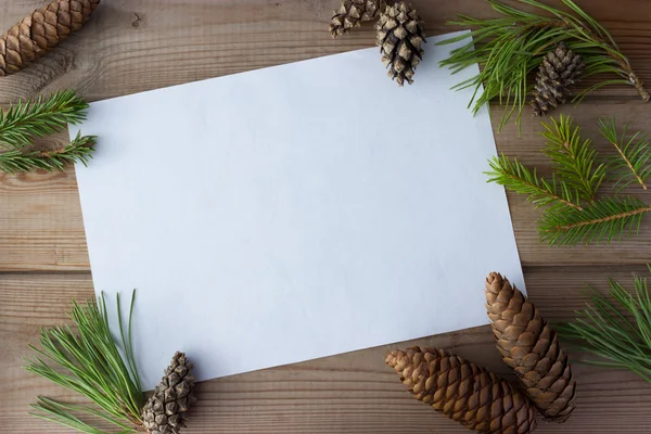 koniler, top ve Noel ağacı dalları ile alay