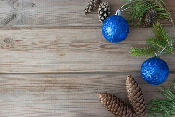 Χλευάσουμε επάνω με κώνους, μπάλα και κλαδιά του Χριστουγεννιάτικου δέντρου — Φωτογραφία Αρχείου