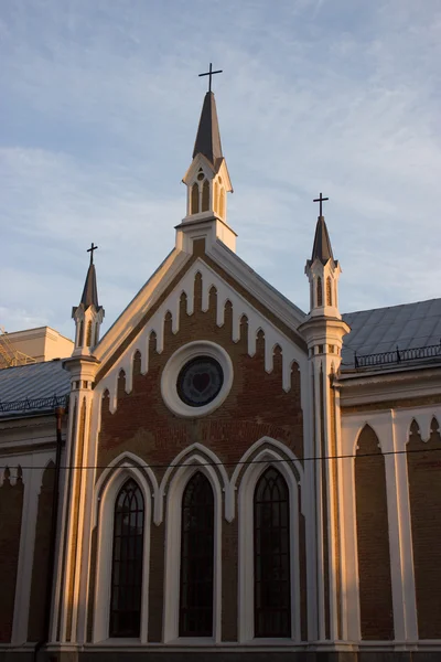 Röd och vit kyrka — Stockfoto