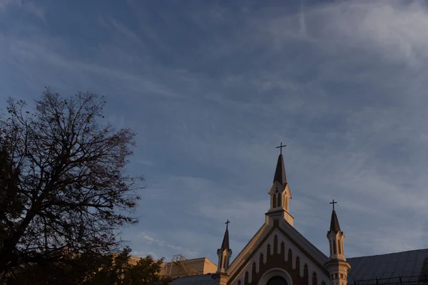 Lynnig kyrkan och träd — Stockfoto