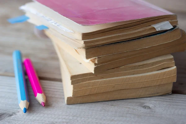 Stapel von Büchern und Bleistiften — Stockfoto