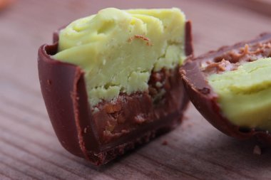 bir çikolata şeker yarısı kadar yakın