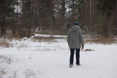 adam kış yürüyüş