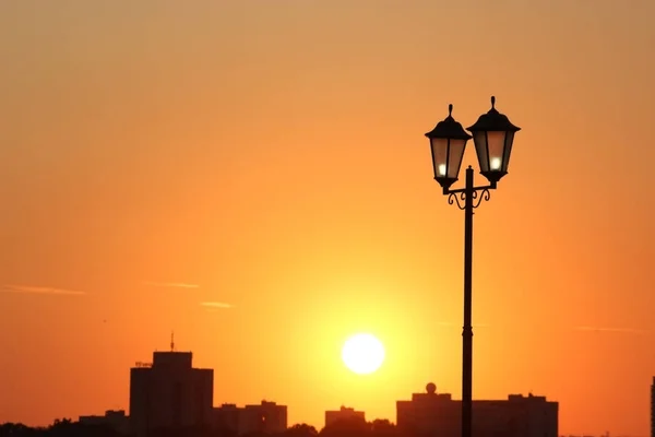 Gatan lykta orange himmel bakgrund — Stockfoto